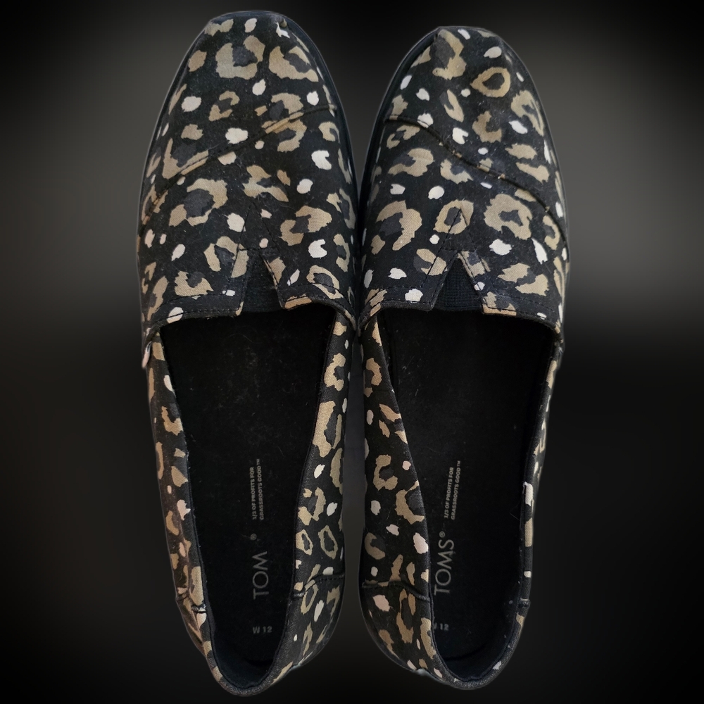 TOMS Women's Size 12 Black and Tan Animal Print Loafers